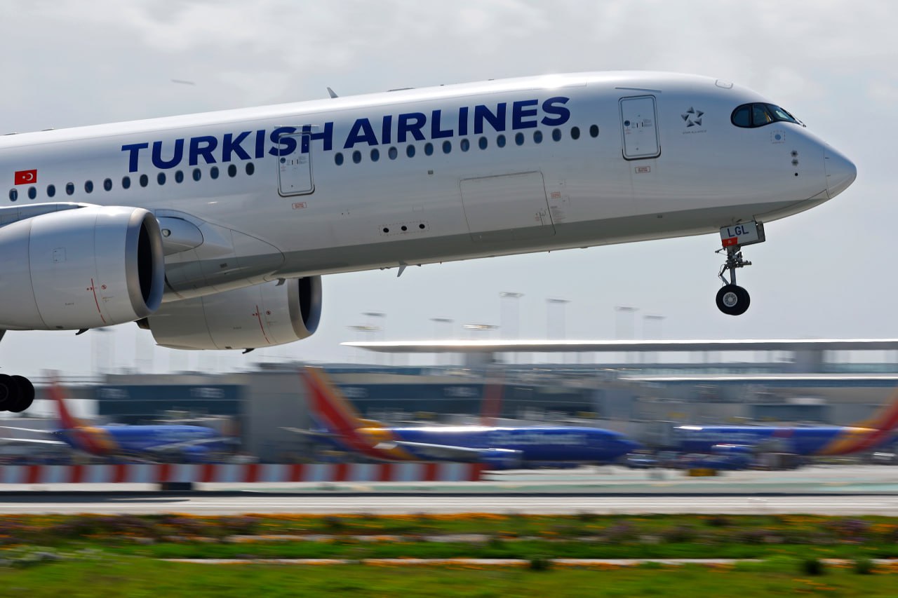 Turkish Airlines недогружает багаж пассажиров на некоторых рейсах в Москву, сообщили в Росавиации   "Росавиация продолжает проводить работу с Turkish Airlines по поводу необходимости корректировки подходов к доставке перевозчиком багажа. Непогрузку всего количества багажа на самолеты Turkish Airlines объясняет необходимостью оптимизации коммерческой загрузки своих узкофюзеляжных воздушных судов для возможности их заправки максимальным количеством топлива", - говорится в сообщении ведомства.  "Это необходимо для обеспечения безопасности полетов, так как у перевозчика есть свои особенности выбора запасного аэродрома", - пояснили в Росавиации.  Ранее этим летом Turkish Airlines не доставила багаж пассажиров нескольких рейсов в Москву. Об очередных таких фактах аэропорт "Внуково", который обслуживает Turkish Airlines, сообщил в четверг. Речь шла о рейсах ТК211 и ТК3038, прибывших из Антальи. Не долетевший изначально багаж был доставлен другим рейсом.  Фото: Kevin Carter/Getty Images