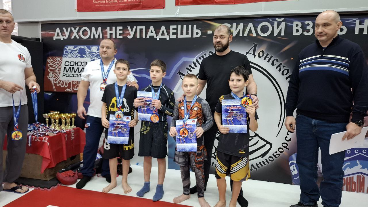20 декабря в Мариуполе состоялся детский турнир по смешанному боевому единоборству ММА приуроченный ко Дню рождения спортивного клуба Дмитрий Донской и бойцовского клуба Донбасс Эти соревнования собрали 70 юных спортсменов из ДНР Таганрога и Бердянска Для многих участников эти состязания были дебютными Бердянск на этих соревнованиях представлял спортивный клуб Легион тренер Денис Мирчев и Клуб Единоборств Смерч фонд С СОШ 6 тренер Роман Федотов По итогам турнира победителями и призёрами стали Первые места Дмитрий Бабенко Андрей Пикин Святослав Зеленский Савелий Сагайдак КЕ Смерч Денис Будный Вторые места Арсений Гук Егор Шевкунов Егор Салихов Богдан Перков Владислав Розумный Третьи места Арсен Полянский Герман Сигнаевский Павел Шепеленко Руслан Похила Этот новогодний турнир стал праздником для детей все спортсмены получили сладкие подарки