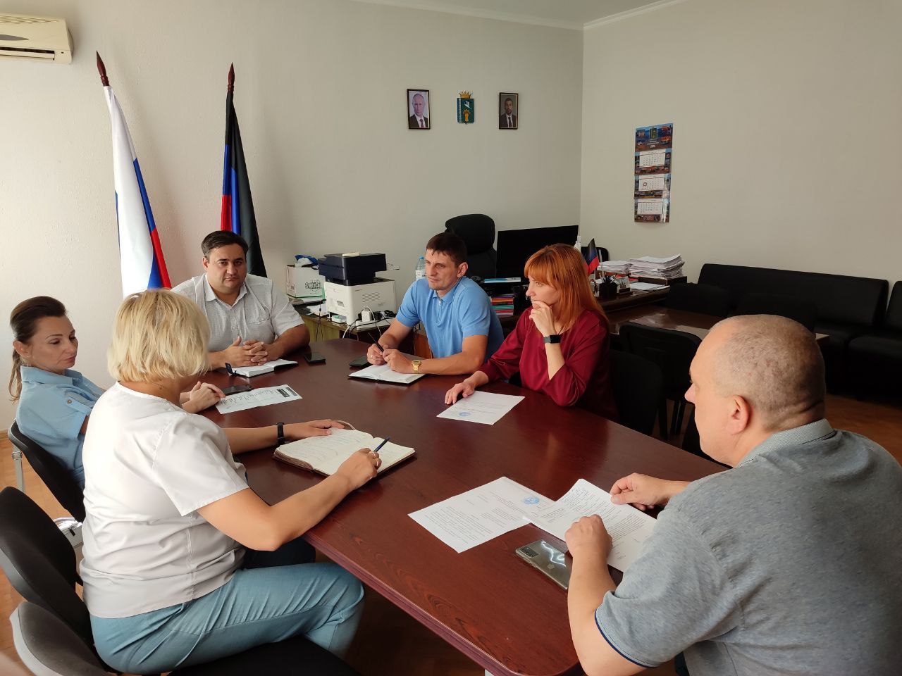 В Мангушском округе прошло заседание межведомственной рабочей группы  штаба  по вопросам охраны здоровья граждан  В соответствии с поручением Главы Донецкой Народной Республики Дениса Пушилина, в Мангушском муниципальном округе состоялось третье заседание межведомственной рабочей группы  штаба  по вопросам охраны здоровья граждан.  На повестке дня стояли два ключевых вопроса:  1. Работа "Медицинского патруля": Подведены итоги деятельности и проанализированы результаты. 2. Подготовка к зимнему периоду 2025-2026 годов: Обсуждены меры по обеспечению готовности медицинских учреждений округа к сезону.  Решение данных вопросов имеет прямое влияние на повышение качества и доступности медицинской помощи для всех жителей Мангушского муниципального округа.  Рабочая группа продолжит контроль за выполнением принятых решений.