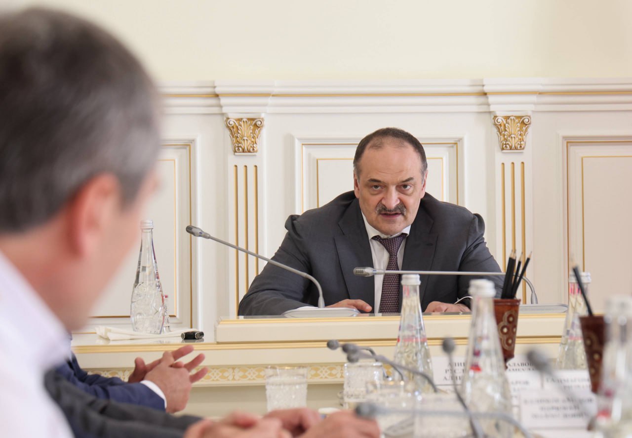 Строительство обхода Махачкалы и новой трассы к порту позволит разгрузить город. Об этом сказал Сергей Меликов на совещании, посвященном снижению дорожных заторов в столице. «Пробки и заторы в Махачкале и пригородах продолжают расти. Основная причина — не отсутствие средств фиксации нарушений или дорожных знаков. Проблема гораздо глубже: это незаконно возведённые многоквартирные дома, отсутствие полноценной дорожной инфраструктуры и дублёров, культура вождения. Факторы, которые должны обеспечивать безопасность, в реальности работают наоборот. Ключевыми мерами по снижению транспортной нагрузки станут строительство северного обхода Махачкалы и новой дороги к порту. Реализация этих двух стратегически важных проектов будет способствовать позитивным изменениям, однако они требуют времени. Поэтому текущие проблемы необходимо решать здесь и сейчас», — подчеркнул Сергей Меликов, обращаясь к участникам совещания.