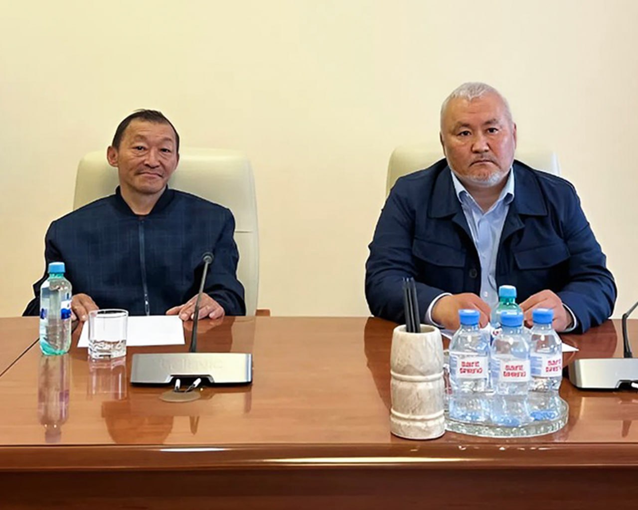 Депутат Эдуард Яунгад и оленевод из Ямальского района Максим Салиндер приняли участие в экспертном совете при Комитете Госдумы по делам национальностей Представители законодательных органов власти со всей страны обсудили доклад о реализации государственной национальной политики в 2024 году, оценили достигнутые результаты и выработали рекомендации для дальнейшего развития. Максим Леонидович отметил положительные изменения: введение подъёмных у студентов из числа КМНС, организацию профориентационных поездок для выпускников, работу рабочей группы под руководством председателя Сергея Ямкина и предстоящую отмену заявительного принципа рыбной ловли.