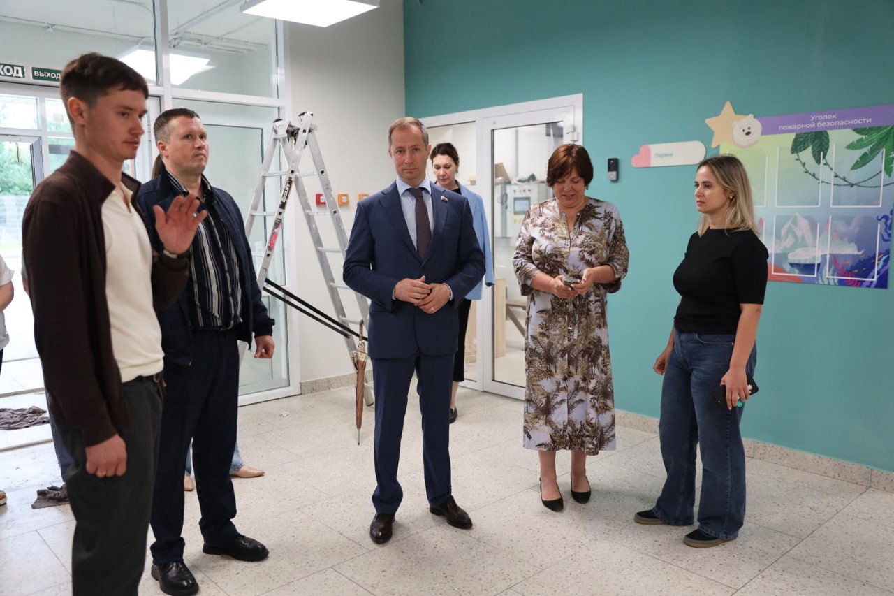 Депутат Госдумы Роман Терюшков проверил готовность нового детского сада в Раменском Депутат Государственной думы Роман Терюшков оценил подготовку к открытию нового детского сада на улице Молодёжной в Раменском. Первые воспитанники придут туда уже 1 сентября текущего года. Строительство здания стартовало в феврале 2025 года по государственной программе «Строительство и капитальный ремонт объектов социальной инфраструктуры». Сейчас в детском саду расставляют мебель, а педагоги готовятся встречать детей. Во время визита депутат обращал внимание на то, как идут пусконаладочные работы инженерных систем. Он подчеркнул, что большинство материалов, использованных при строительстве и отделке, произведены в России. Родители и воспитатели отметили дизайнерские решения интерьера. Отличительной чертой нового детского сада стал дизайн-проект «Умка». Групповые помещения, коридоры, спортивный и актовый залы оформлены изображениями персонажей известного советского мультфильма о белом медвежонке. В детском саду будет 225 мест. На прилегающей территории установлены 9 теневых навесов для групповых прогулок, спортивная площадка и малые архитектурные формы. Все игровые зоны имеют современное резиновое покрытие. Работы по благоустройству территории почти закончены.