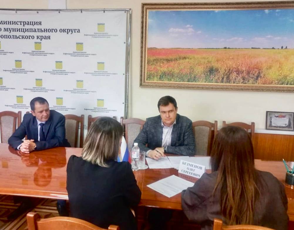 Рабочая поездка в Нефтекумский округ Сегодня министр природных ресурсов и охраны окружающей среды Ставропольского края Олег Безменов провёл приём граждан в Нефтекумском муниципальном округе Главная тема которую подняли жители проблема опустынивания территории Участились пылевые бури дышать невозможно происходит опустынивание Планируется ли выделение средств на обновление наших лесополос обратились к министру местные жители Разделяю беспокойство людей Министерством прорабатываются различные механизмы восстановления защитных лесных полос Один из них компенсационное лесоразведение Так в Нефтекумском округе по согласованию с Рослесхозом уже подобраны земельные участки общей площадью 5 3 га которые планируется восстановить в первоочередном порядке прокомментировал министр Отдельно обсудили состояние реки Горькая Балка По поручению министерства проведено обследование водного объекта определены причины обмеления и установлены водопользователи ответственные за сложившуюся ситуацию Вопрос находится на постоянном контроле