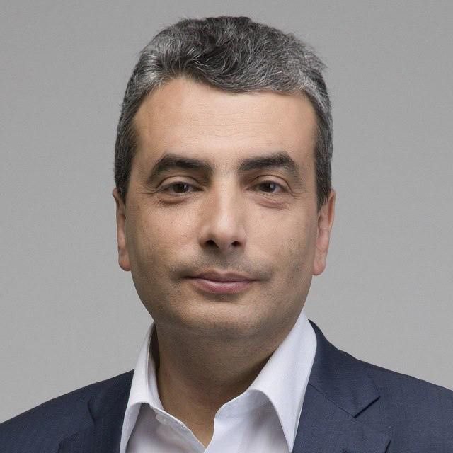 Псковскому политику Льву Шлосбергу запросили 440 часов обязательных работ Такое наказание запросила для Шлосберга прокурор в прениях по делу о несоблюдении политиком иноагентских ограничений пишет телеграм канал Кромнаш Адвокат Владимир Данилов попросил отложить заседание чтобы подготовить позицию в своей речи гособвинитель ссылалась на ранее не оглашенные доказательства Слова защитника поддержал Шлосберг По словам обвиняемого ему нужно время чтобы изучить материалы Судья Елена Смирнова в ходатайстве отказала согласившись лишь на двухчасовой перерыв 20 октября защита просила вернуть дело против Шлосберга прокурору из за множества нарушений в обвинительном заключении отсутствия информации о месте совершения преступления и том что именно сделал политик сохранил добавил опубликовал или распространил видеозаписи без маркировки Дело о неисполнении обязанностей иноагента против Льва Шлосберга возбудили в январе 2025 года Поводом стало отсутствие иноагентской плашки на сохраненных в ВКонтакте видео Полгода спустя политик стал фигурантом еще одного уголовного дела о дискредитации армии из за призыва к прекращению огня во время дебатов с историком Юрием Пивоваровым Псковскаяобласть