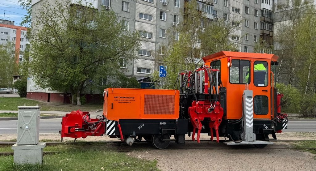 Техническую обкатку трамвайных путей проводят в Автозаводском районе Нижнего Новгорода Проверка проходит на участке от 6-й проходной ГАЗа до остановки «Малышево». Там подрядчик заменил почти 10 км путей и сейчас занимается монтажом контактной сети. Для обкатки рельсов используется специальная путевая машина, которая позволяет оценить состояние полотна и при наличии дефектов выявить их. Экологические проекты Прислать новость