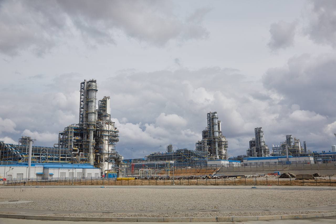 Газпром может увеличить чистую прибыль до 1 5 трлн рублей Но к 2029 году По подсчётам аналитиков за счёт роста поставок трубопроводного газа в Китай до 54 56 млрд кубометров в год газовый гигант может заметно укрепить свои финансовые позиции в 2029 году выручка концерна по МСФО может увеличиться примерно на 20 по сравнению с 2024 годом и достичь 12 8 трлн рублей Согласно прогнозу уже в 2027 году экспорт по действующему газопроводу Сила Сибири и новому дальневосточному маршруту достигнет 54 млрд кубометров а к 2030 году немного превысит этот уровень Аналитики исходят из средней цены российского газа для Китая в 220 230 за тысячу кубометров В сентябре уже этого года глава Газпрома Алексей Миллер заявлял что компания и CNPC договорились увеличить экспорт по Силе Сибири с 38 до 44 млрд кубометров в год а по дальневосточному маршруту с 10 до 12 млрд Первый маршрут уже работает на проектной мощности в 2024 году по нему было поставлено около 31 млрд кубометров а в этом году объем экспорта должен превысить 38 млрд Поставки по дальневосточному газопроводу который соединит системы Сила Сибири и Сахалин Хабаровск Владивосток планируется начать в январе 2027 года Основными драйверами роста финансовых показателей Газпрома по оценке аналитиков станут именно китайские поставки и выход на полную мощность Амурского ГПЗ куда поступает сырье по Силе Сибири Вторым фактором станет индексация внутренних цен на газ согласно прогнозу Минэкономразвития тарифы для промпотребителей будут повышаться на 9 6 в 2026 году на 9 1 в 2027 году и на 7 в 2028 году Нефтебаза