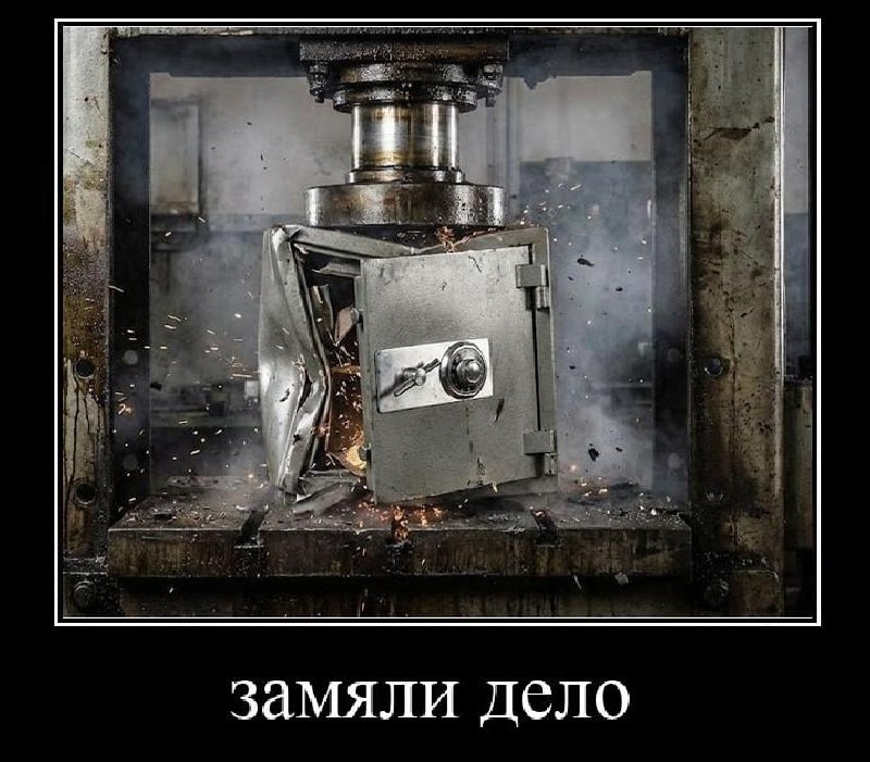 Питерские полицейские отправили сейфы с уголовными делами на металлолом сообщает Фонтанка В компанию по утилизации отправили 20 старых сейфов Когда сотрудники преступили к работе то обнаружили внутри 35 уголовных дел периода 1994 1998 годов четыре пистолета ТТ обрез кучу патронов ружье и револьвер марки Агент А что ещё случилось