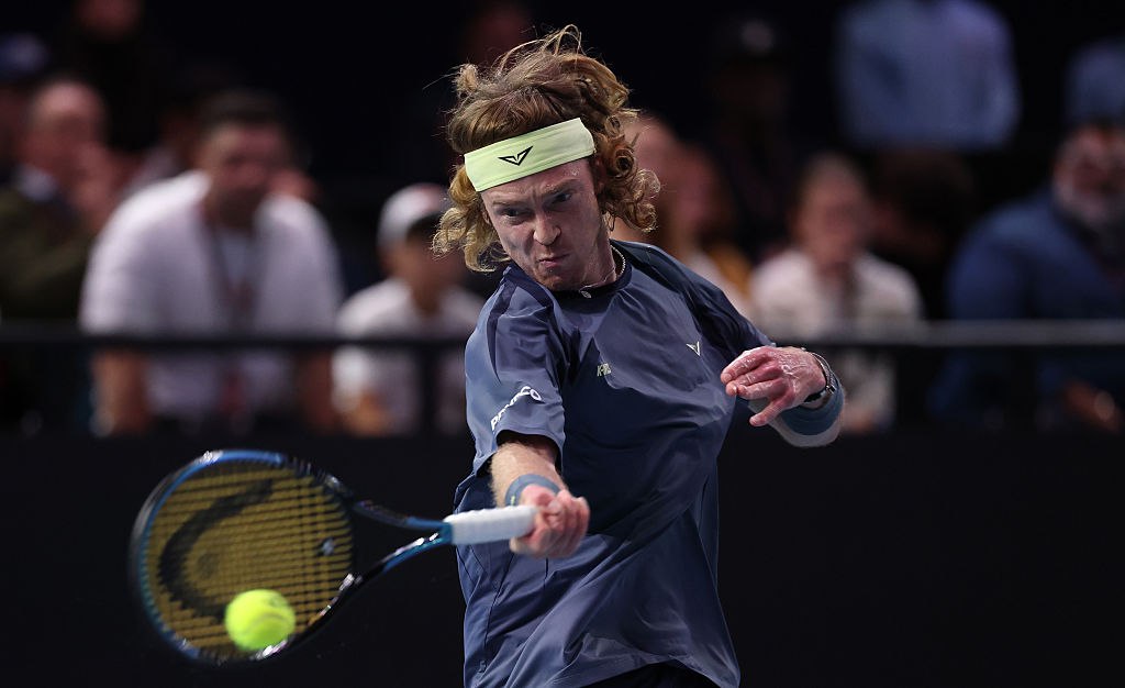 Рублев впервые с июля вышел в полуфинал турнира ATP Российский теннисист Андрей Рублев вышел в полуфинал турнира ATP в Гонконге В 1 4 финала 28 летний Рублев третий сеяный победил португальца Нуну Боржеша 45 ю ракетку мира со счетом 6 3 6 4 Следующим соперником Рублева станет итальянец Лоренцо Музетти 7 й номер рейтинга ATP Для Рублева это будет 46 й полуфинал турнира ATP в карьере до этой стадии он добрался впервые с июля 2025 года в мексиканском Лос Кабосе Рублев занимает 16 е место в мировом рейтинге на его счету 17 титулов ATP Турнир категории ATP 250 в Гонконге с призовым фондом 700 тыс завершится 11 января Getty Images Подписаться на РБК Спорт