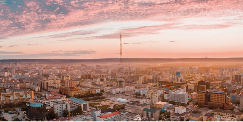 На маркетплейсе Московской биржи 6 ноября разместят народные облигации Якутска Якутия станет третьим субъектом ДФО которая выпустит народные облигации для физлиц Народные облигации являются эффективным инструментом позволяющим гражданам напрямую участвовать в финансировании социально значимых проектов До Якутска инструмент народных облигаций был успешно применён в Амурской области и на Чукотке где ценные бумаги были раскуплены всего за десять часов после размещения Срок обращения облигаций на сумму 30 млн рублей составит год купонный доход зафиксирован на уровне 16 03 годовых Привлеченные средства Якутск планирует направить на озеленение улиц и общественных пространств в рамках проектов мастер планов Облигации не обращаются на бирже а сделки проходят напрямую с эмитентом городом или регионом через Финуслуги Номинальная стоимость одной облигации Якутска составит 1 000 рублей с ограничением не более 1000 облигаций на одного покупателя Инвесторы смогут продать облигации обратно эмитенту с 1 февраля до 23 октября 2026 года при этом будет выплачен и накопленный купонный доход