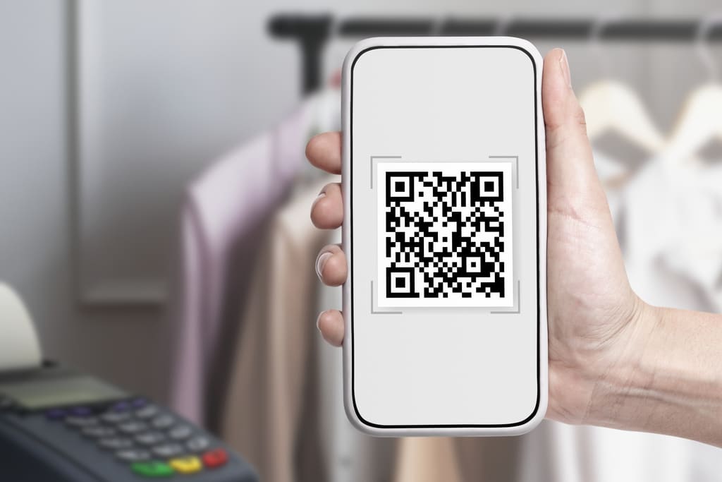 В Беларуси планируют активно внедрять QR платежи в торговых объектах Перед банковской сферой стоит задача увеличить доли безналичных платежей Первое направление работы это внедрение QR платежей На наш взгляд введение таких платежей в любой точке как в обычном магазине так и у индивидуального предпринимателя позволит увеличить долю безналичных платежей Бывает человек приходит на какую то точку а там эквайринговое оборудование не работает Наша задача сейчас внедрить технологию которая независимо от эквайрингового оборудования позволит в любой точке Беларуси принимать платежи отметил первый заместитель председателя правления Нацбанка Александр Егоров Поддержать канал бустами Inst TikTok ВК OK FB
