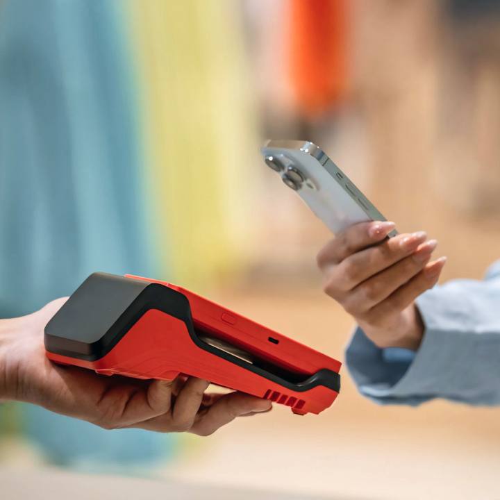 Kaspi kz подключился к единому QR в рамках целевой модели Kaspi kz подписал договор с Национальной платежной корпорацией Национального Банка РК о подключении к единому QR в рамках целевой модели Михаил Ломтадзе глава и сооснователь Kaspi kz прокомментировал Весь этот год мы активно работали совместно с Национальным банком особенно в части обеспечения безопасности операций Подключение к системе единого QR важный шаг к созданию широкой современной и безопасной платёжной инфраструктуры в Казахстане У наших любимых клиентов в ближайшее время появится возможность оплачивать через QR код любого банка Платежи по единому QR будут проходить через центральную инфраструктуру Нацбанка к которой все банки подключаются на равных условиях Целевая модель обеспечивает наиболее высокий уровень защиты клиентов и компаний от рисков мошенничества