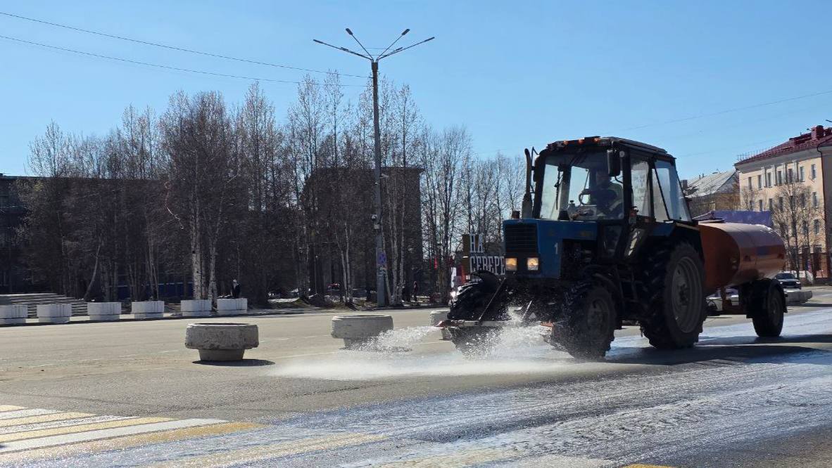 До 1 июня муниципалитеты Мурманской области должны привести в порядок улицы, дворы и общественные пространства – убрать песок и смет после зимы! Прошу серьёзно подойти к задаче! Губернаторский контроль будет проверять ход работ без предупреждения. На оперативном совещании главы муниципалитетов доложили: уборка идёт в круглосуточном режиме, задействованы помывочно-поливальные машины, пылесосы и другая техника. Особое внимание – тротуарам, остановкам, контейнерным площадкам и общественным пространствам. В Мурманске ежедневно работает около 100 единиц техники. В субботниках участвуют более тысячи мурманчан, а со 2 июня к работам со содержанию благоустройства присоединятся около 100 ребят в рамках проекта «Работа рядом»! В мае более 5 тысяч жителей области вышли на субботники и привели в порядок 200 объектов. Благодарю каждого, кто внёс свой вклад! Продолжаем работать и вместе делать наш регион чище и уютнее!