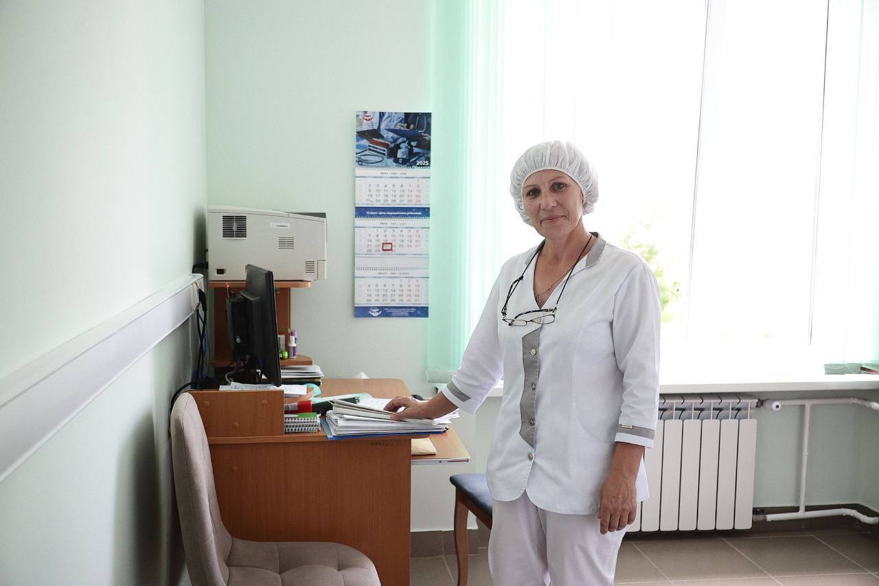 Медицину Инзы выводят на новый уровень Губернатор Ульяновской области Алексей Русских осмотрел районную больницу Инзенского района, оценивая масштаб ремонта, проведённого в рамках нацпроекта «Продолжительная и активная жизнь». «Вопрос модернизации здравоохранения – жизненно важный. Мы поэтапно продолжаем приводить в современное состояние городские и сельские больницы, фельдшерские пункты. Проверил, как выполнено мое поручение по капремонту хирургического отделения Инзенской больницы. Сделали ремонт в палатах, кабинетах, обновили инженерные сети, заменили окна. Строим ФАПы в Бояркино, Троицком и поселке Свет. Закупили машину для медработников. Одна из предстоящих задач — привести в порядок поликлинику», - сообщил глава региона. По словам главного врача учреждения Дениса Скворцова, в этом году по программе модернизации первичного звена в больницу также планируется поставить четыре единицы медицинской техники: флюорограф, УЗИ-аппарат, а также оборудование для мониторирования сердечной деятельности и артериального давления. Все это позволит повысить доступность и качество оказания медпомощи жителям района. Будем следить за развитием событий! #Инза #здравоохранение #модернизация #нацпроект