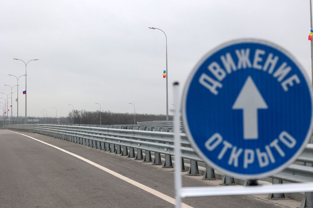 Открыто движение по новой развязке Северного радиуса в Ростове на Дону Сегодня 5 декабря введена в эксплуатацию новая транспортная развязка на северном обходе Ростова на Дону в районе поселка Темерницкого Объект завершает строительство Северного радиуса в составе Ростовского транспортного кольца Протяженность развязки составляет 3 2 км а общая длина всех ее съездов почти 6 км В состав сооружения вошли два искусственных объекта мост через балку и путепровод Все работы выполнены с сохранением движения на существующей дороге Запуск этого пускового комплекса направлен на разгрузку городских магистралей улучшение логистических маршрутов и экологической ситуации Следующие этапы проекта реконструкция других участков северного обхода и строительство второго этапа Западной хорды для полного замыкания транспортного кольца domostroyrf