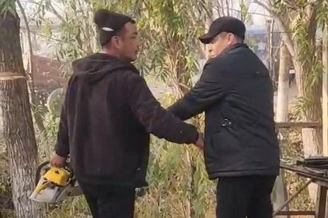 В Узбекистане уволен замхокима за нападение на эколога В Узбекистане уволен заместитель хокима Бувайдинского района который применил физическую силу к экологу во время проверки English O zbek tilida Ўзбек тилида На русском iOS Android