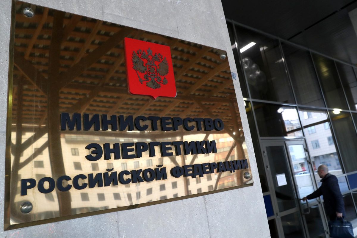 Счетная палата проверила Минэнерго Счетная палата РФ по итогам проверки исполнения бюджета Министерством энергетики за 2024 год выявила ряд нарушений, а также обозначила риски срыва сроков строительства регазификационного терминала на Камчатке. Об этом сообщается в заключении контрольного ведомства. В ходе проверки установлено, что Минэнерго допустило оплату невыполненных работ на сумму 99,6 млн рублей. Кроме того, министерство не приняло меры по взысканию просроченной дебиторской задолженности в размере 768,3 млн рублей, возникшей из-за неисполнения обязательств правительством Сахалинской области. Также выявлены факты завышения цен в госзакупках более чем на 10% и выдачи бесплатного угля умершим получателям ущерб составил 2,3 млн рублей . При этом доходы федерального бюджета от соглашений о разделе продукции СРП превысили плановые показатели на 13,5 млрд рублей 26,3% , что связано с ростом цен на углеводороды и увеличением объемов добычи. Общие доходы, закрепленные за Минэнерго, составили 121,48 млрд рублей при плане в 109,78 млрд рублей. Особую озабоченность Счетной палаты вызывает ход строительства регазификационного терминала в Камчатском крае. Проект, первоначально планировавшийся к завершению в 2025 году, уже перенесен на ноябрь 2026 года. Задержки связаны с проблемами при изъятии земельных участков и необходимостью корректировки проектной документации. В ведомстве отмечают, что даже скорректированные сроки могут быть сорваны, а реализация проекта потребует дополнительного бюджетного финансирования для компенсации выпадающих доходов "Газпрома". В то же время проверка показала, что Минэнерго полностью освоило выделенные средства на капитальное строительство, введя в эксплуатацию два запланированных объекта. Уровень кассового исполнения расходов ведомства увеличился до 96,6% против 84,5% в 2023 году. При этом остались неиспользованными 1,711 млрд рублей субсидий, в том числе на развитие зарядной инфраструктуры для электромобилей и программу догазификации. Счетная палата рекомендовала Министерству энергетики устранить выявленные нарушения и усилить контроль за реализацией стратегических инфраструктурных проектов.