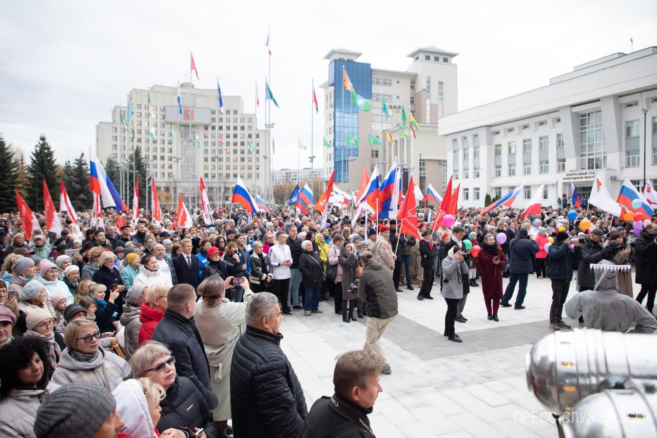 Площадь имени Анатолия Дрыгина торжественно открылась сегодня в Вологде!   Для вологжан и гостей областной столицы появилось еще одно обновленное современное пространство для прогулок и отдыха.  Как правильно сегодня на торжественном открытии подчеркнул Губернатор Георгий Филимонов, по чьей инициативе и началось обновление площади, это не просто новое городское пространство, а создание нового типа культуры, нового уровня мышления и эстетического восприятия.    Площадь выполнена по современным стандартам, приняты интересные архитектурные решения. Реновацию провели благодаря поддержке компании «ФосАгро» и генерального директора акционерного общества «Апатит» Александра Гильгенберга, который сегодня также принял участие в торжественном открытии.    Для компании обновление этой площади имеет особое значение. Это дань уважения первому секретарю Вологодского обкома КПСС Анатолию Семеновичу Дрыгину. В 60-е годы под его руководством произошел резкий скачок в развитии региона: велось массовое строительство в городах области, в том числе крупных предприятий, часть которых относится к химической промышленности.  Поздравляю вологжан с открытием площади! Это только начало больших преобразований на Вологодчине!