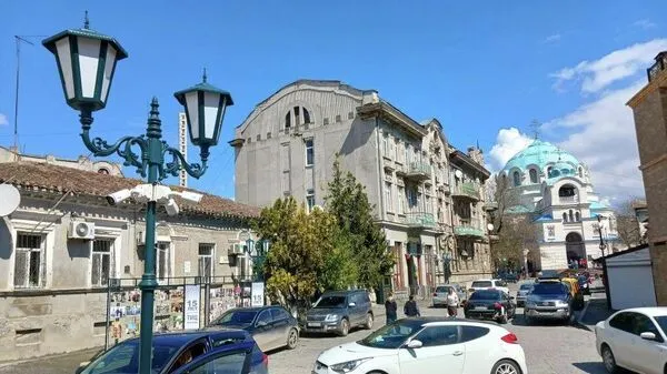 Длинный отдых в мае какие крымские курорты выбирают россияне СИМФЕРОПОЛЬ 8 мая РИА Новости Крым Евпатория Оленевка и Щелкино в Крыму вошли в десятку самых популярных направлений для длительного отдыха в мае 2026 года Таковы данные российского сервиса бронирования Твил Ру На первом месте Кучугуры в Краснодарском крае где средняя продолжительность отдыха в мае 16 ночей На втором месте тоже кубанский курорт Джемете а на третьем Оленевка в Крыму 13 и 12 ночей соответственно выяснили аналитики платформы Средняя стоимость номера в Кучугурах составляет 3545 рублей за ночь в Джемете 2400 рублей в Оленевке 4427 рублей На четвертой позиции разместилась Евпатория со средним чеком за размещение в 2548 рублей где туристы чаще всего останавливаются на 11 ноче Подробнее