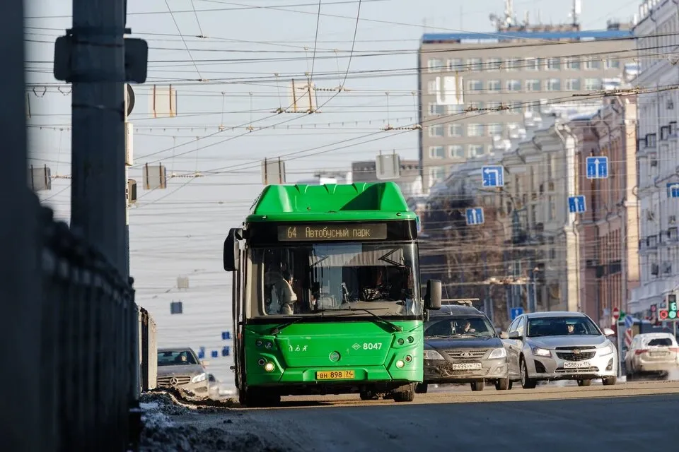 В Челябинске контролеры проверяют санитарное состояние общественного транспорта За последний месяц оценили 457 автобусов Из них в 187 нашли нарушения грязь на бортах грязь внутри салона запыленные сиденья и мусор на полу Перевозчикам которые не обеспечили чистоту в своем транспорте будут выставлены штрафы сообщили в ОГКУ Организатор перевозок Проверяющие уточняют что в дождливые дни за грязь не упрекают Но после окончания осадков перевозчик за сутки обязан отмыть и вычистить автобусы