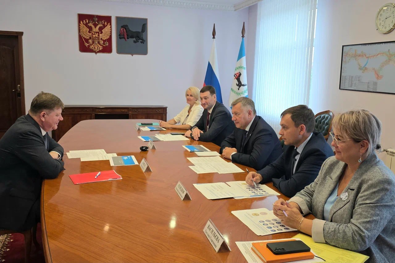 Вопросы повышения финансовой грамотности жителей Иркутской области обсудили Игорь Кобзев и управляющий региональным Отделением Сибирского главного управления Центробанка РФ Игорь Коржук Губернатор подчеркнул, что у региона сложился многолетний положительный опыт взаимодействия с Банком России и, в частности, с его иркутским отделением. «Хотелось бы выразить признательность за системную работу по повышению финансовой стабильности и развитию финансовой грамотности населения. Вклад Центробанка в развитие финансового рынка и банковской сферы области способствует повышению экономического потенциала региона и благосостояния жителей», – сообщил Игорь Кобзев. Стороны обсудили совместную работу, направленную на защиту граждан от мошеннических действий. «Работа с населением по повышению финансовой грамотности – одно из главных направлений Банка России. Сегодня наши сотрудники проводят онлайн- и офлайн-занятия с жителями. Это и школьники, и студенты, и люди более старшего возраста», – сообщил Игорь Коржук.