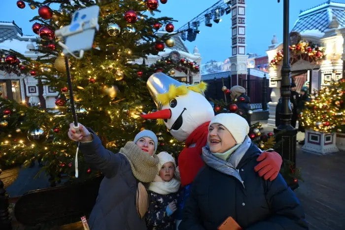 27 ноября. - Специалисты комплекса городского хозяйства установят в столице более 4,5 тыс. световых декоративных конструкций к новогодним и рождественским праздникам, сообщил заместитель мэра Москвы по вопросам ЖКХ и благоустройства Петр Бирюков.