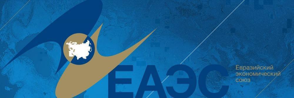 С 1 марта 2026 года вводится новое правило для драгоценных металлов и камней Правительство РФ утвердило перечень операций с драгоценными металлами и камнями которые требуют обязательного подтверждения характеристик Что потребует подтверждения с 1 марта 2026 года Перемещение драгоценных камней из стран ЕАЭС на территорию РФ для которых законодательно определены виды и диапазоны масс Перемещение драгоценных металлов из стран ЕАЭС за исключением металлов в сырье ломе и отходах направляемых в аффинажные организации для переработки Распоряжение Правительства Российской Федерации от 17 октября 2025 г N 2918 р Перечень операций с драгоценными металлами драгоценными камнями которые могут осуществляться при условии подтверждения характеристик драгоценных металлов Утверждены новые правила для архивов с драгоценностями Правительство РФ расширило сферу действия государственной системы контроля за оборотом драгоценных металлов и камней ГИИС ДМДК Суть изменений В Правила функционирования ГИИС ДМДК добавлен новый вид деятельности подлежащий учету в системе Теперь это касается хранения комплектования учета и использования архивных документов которые имеют в своем оформлении или в приложении драгоценные металлы и или драгоценные камни и включены в состав Архивного фонда РФ Что это значит на практике Это изменение обеспечивает полный сквозной контроль оборота драгоценностей на всех этапах включая теперь и их нахождение в составе официального архивного фонда страны Постановление вступило в силу со дня его официального опубликования Постановление Правительства Российской Федерации от 21 октября 2025 г N 1626 О внесении изменения в постановление Правительства Российской Федерации от 26 февраля 2021 г N 270 Уточнены правила для производителей дистиллятов и виноделов Внесены изменения в Положение о Федеральной службе по контролю за алкогольным и табачным рынками которые вступят в силу 1 марта 2026 года Основное изменение касается регламентации выдачи временных разрешений производителям дистиллятов и винодельческой продукции Теперь в подпункте 5 3 2 2 четко прописано что лицензиат не успевший завершить полный цикм производства дистиллятов или выдержку винодельческой продукции до истечения срока действия лицензии имеет право получить временное разрешение Что это дает бизнесу Правовая определенность Процедура завершения производства и выдержки вин теперь четко урегулирована Защита инвестиций Производители смогут законно завершить начатый технологический цикл без риска приостановки деятельности Упрощение администрирования Сведения о временном разрешении вносятся непосредственно в государственный сводный реестр лицензий Дополнительно признан утратившим силу один из устаревших подпунктов Положения 5 9 1 2 Постановление Правительства Российской Федерации от 23 октября 2025 г N 1632 О внесении изменений в некоторые акты Правительства Российской Федерации