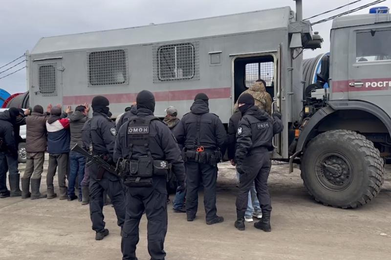 Челябинская полиция снова начинает ловить иностранцев в регионе стартует операция Нелегальный мигрант Полиция будет устраивать рейды в местах где массово живут и работают мигранты Это могут быть общежития хостелы рынки стройплощадки У приезжих проверят документы и выяснят законно ли иностранцы находятся в России и по правилам ли трудоустроены Также полиция пробьет мигрантов по своим базам на предмет причастности к преступлениям За прошлый год из Челябинской области за пределы России выдворили более 1 тыс 200 мигрантов рассказали в ГУ МВД Подписаться на канал ЕАН Челябинск