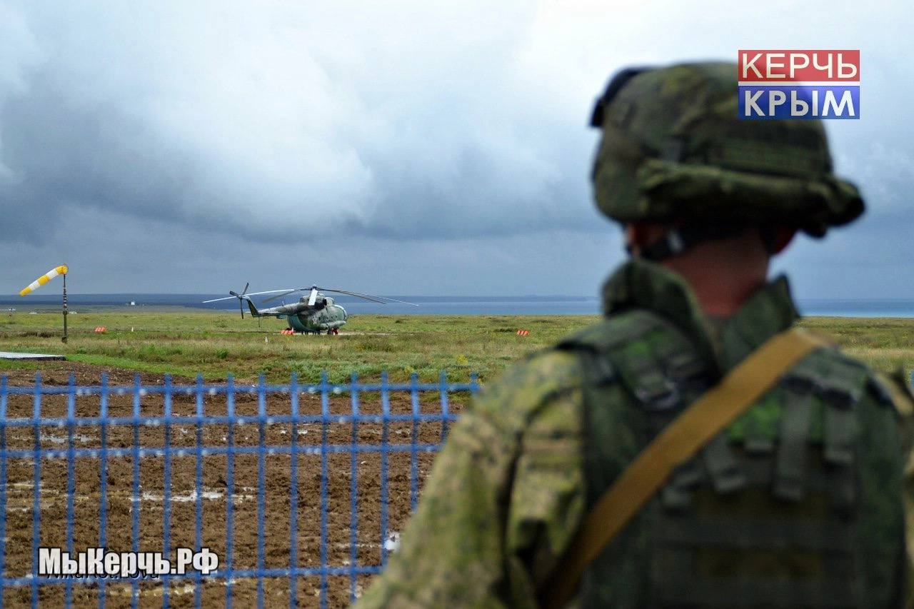 Долетался раскрыта нелегальная бизнес схема полетов на военных самолетах Военнослужащие не придумали ничего изящней чем организовать частные авиаперевозки на военных бортах ВКС Гражданских людей за 25 30 тысяч людей в одну сторону перевозили по маршрутам Севастополь Ростов на Дону Москва В качестве воздушного такси использовали военные самолеты ВКС РФ Пишет МыКерчь РФ со ссылкой на пресс службу Севастопольского гарнизонного военного суда На данный момент один из организаторов нелегальной схемы перевозок военнослужащий взят под стражу 24 августа постановлением судьи Севастопольского гарнизонного военного суда подозреваемому избрана мера пресечения в виде заключения под стражу на 2 месяца Постановление не вступило в законную силу и может быть обжаловано в уголовную коллегию Южного окружного военного суда через Севастопольский гарнизонный военный суд seanewskerch
