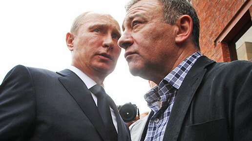 Финляндия арестовала виллу друга Путина Вилла российского олигарха Бориса Ротенберга в финском Ханко арестована из за задолженности по налогу на недвижимость в несколько тысяч евро передает ArbatMedia По словам юриста предпринимателя Микко Мантере долг образовался из за того что Ротенберг не имел возможности переводить деньги в Финляндию это связано с действующими санкциями Евросоюза Он отметил что арест носит характер принудительного взыскания и может быть отменён после полной уплаты задолженности Сейчас ситуация с виллой находится на рассмотрении Ранее финские власти уже прибегали к подобным мерам в отношении коммерческой недвижимости связанной с компаниями Ротенберга Тогда речь шла о долгах за коммунальные услуги на сумму свыше 27 тысяч евро После погашения части задолженности арест с некоторых объектов сняли однако один из них всё же был реализован через аукцион Прислать новость