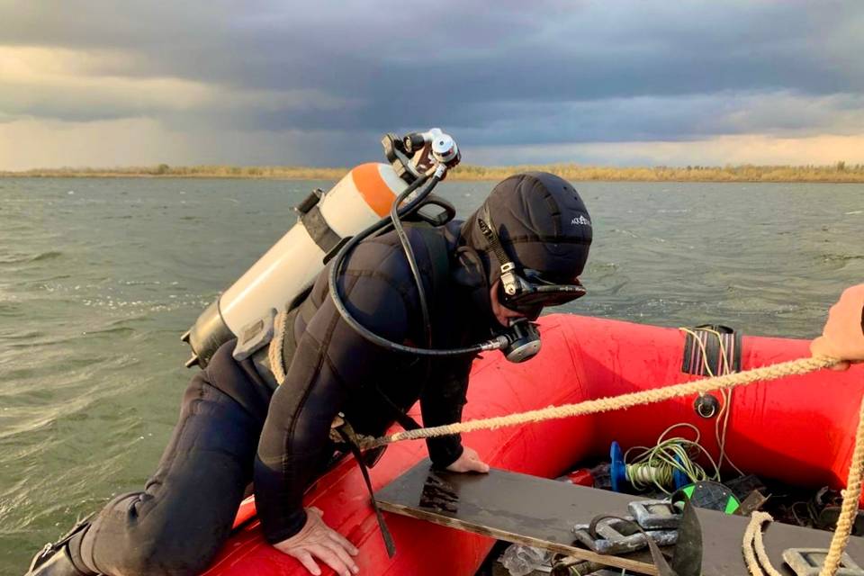 Под Волгоградом спасатели нашли тело утонувшего рыбака Его тело передали полицейским Как сообщает ГКУ Служба спасения 8 ноября начались поиски рыбака 1980 года рождения Поиски велись на акватории залива Политотдельского сельского поселения Николаевского района В этот же день водолазы Николаевского поисково спасательного подразделения ГКУ Служба спасения обнаружили тело Поиски были завершены Тело мужчины было передано сотрудникам полиции