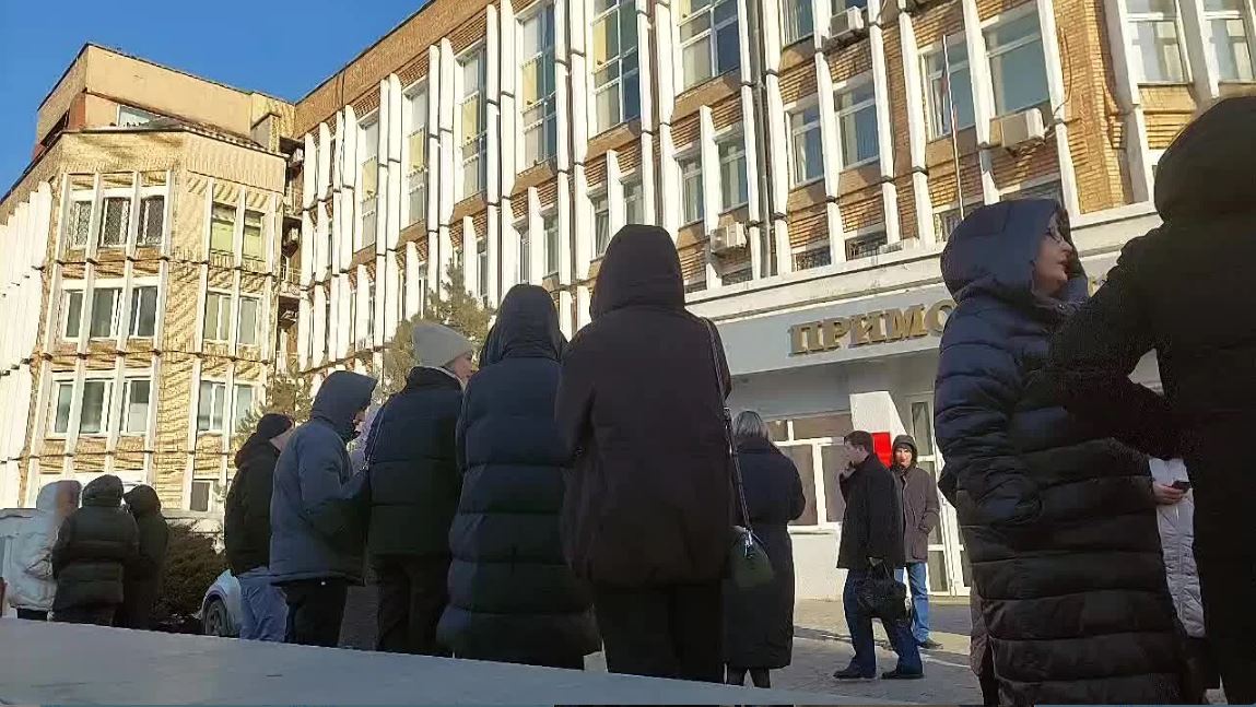 Этим утром поступило сообщение о минировании здания Приморского краевого суда на Фонтанной 55 во Владивостоке По сообщениям очевидцев сотрудников попросили покинуть кабинеты и выйти на улицу примерно в 9 30 Судебные заседания приостановлены На место прибыли правоохранительные органы они проверяют здание на наличие взрывного устройства Проведя на улице больше часа сотрудники и посетители здания стали расходится Пока информация о минировании не подтвердилась Когда людей пустят в здание неизвестно Видео с места событий в MAX канале Вести Приморье