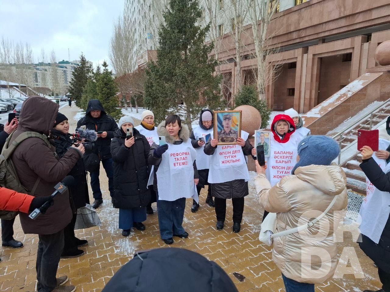 После очередного митинга матерей Токаев дал Асылову 12 дней на проверку дел о гибели солдат Президент поручил генпрокурору в течение 12 дней рассмотреть обращения матерей погибших солдат и оценить законность расследований по этим делам Об этом сообщил пресс секретарь президента Руслан Желдибай Напомним сегодня утром возле Дома министерств в Астане собрались матери военнослужащих которые погибли в армии Эти страшные истории стали резонансными мы писали о судьбе погибших и искалеченных срочников много раз Почти весь день женщины пытались донести до Минобороны и Нацгвардии свою боль Они требовали провести справедливое расследование Подробности очередного протеста есть в постах выше Ближе к вечеру выяснилось что после ухода журналистов протестующих задержали Шесть женщин доставили в Байконурское УВД города И это далеко не первый митинг родителей которые потеряли своих сыновей в казахстанской армии Они выходили в августе они протестовали и прежде t me orda kz