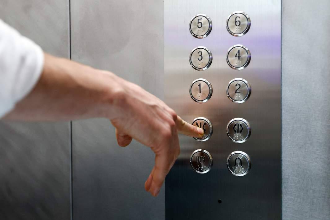 Только отечественные лифты: как изменятся условия капремонта в России Минстрой разработал проект постановления, согласно которому при капремонте жилых домов будут устанавливаться только лифты российского и белорусского производства. Кроме того, из процесса закупок и обслуживания лифтов исключат посредников, не имеющих отношения к заводам-изготовителям. По задумке властей, эти меры позволят загрузить отечественные заводы, мощности которых сейчас простаивают более чем на 50%, а также снизить стоимость капремонта за счет исключения посредников. Однако, по эксперты считают, при прямых закупках заводам придется самостоятельно монтировать лифты, не имея для этого достаточного количества работников. Это может привести к срыву сроков установки и простоям оборудования, как уже бывало ранее. Фото: «Shatokhina Natalya»