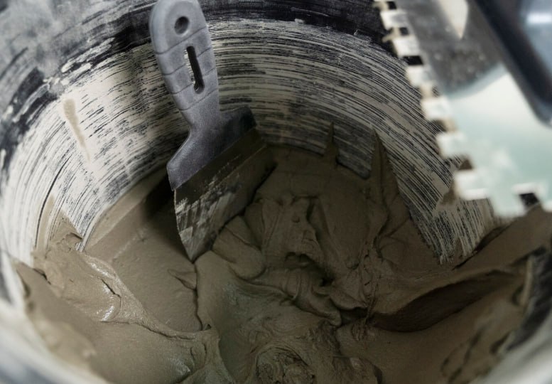 Потребление цемента в России в январе может снизиться до 30 Отгрузки оказались минимальными более чем за 15 лет Это объясняется в том числе аномальным морозами и рекордными снегопадами сообщает Коммерсант При температуре ниже минус 15 градусов и обильных снегопадах бетонные работы на стройках не ведутся Помимо погоды на отрасль оказывает давление и снижение строительной активности в целом Freepik