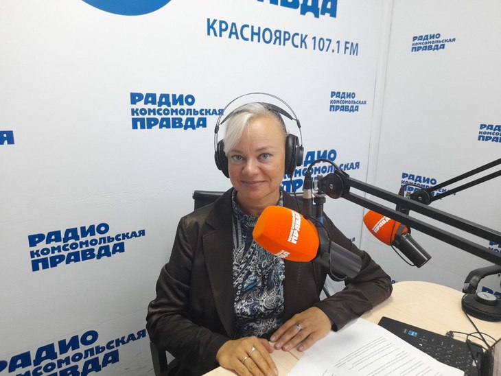 В Красноярске проходят публичные слушания по правилам пользования электросамокатами. В Красноярске запущена процедура публичных слушаний по правилам передвижения и размещения электросамокатов. Как можно принять в них участие? Какие изменения будут внесены? Улучшится ли ситуация на дорогах города после того, как «заработают» новые правила? На эти и другие вопросы в прямом эфире Радио «КП» ответила пресс-секретарь департамента городского хозяйства и транспорта города Красноярска Светлана Трушкова. Подробности вы узнаете из нашего подкаста.