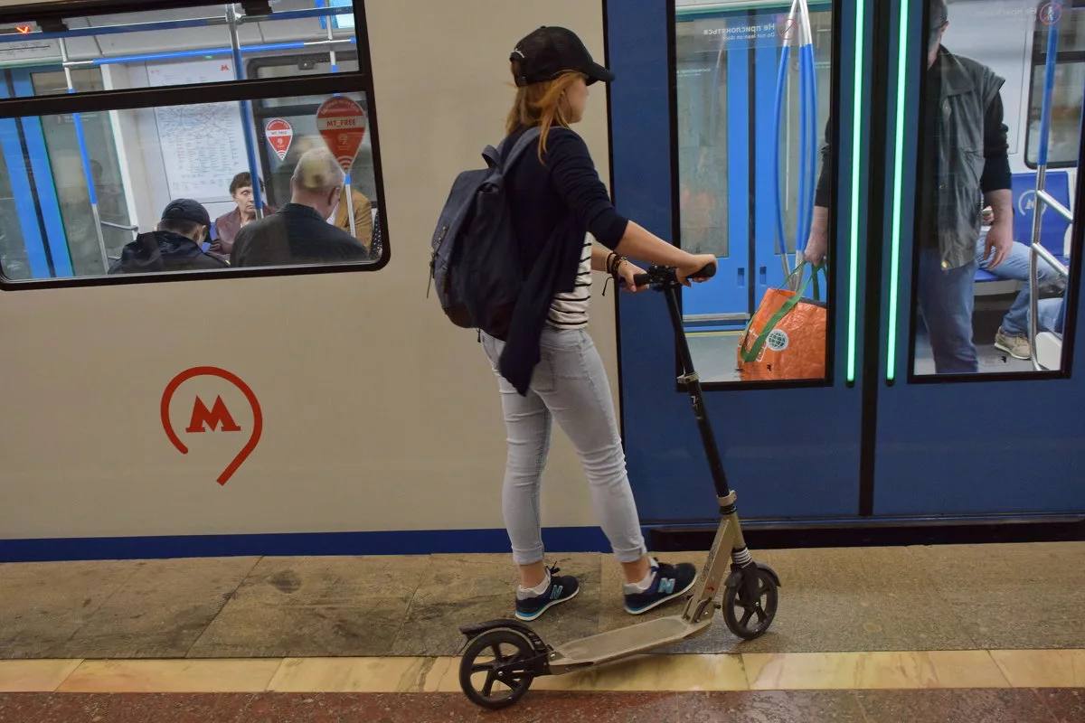 Метро Москвы ужесточило правило перевозки животных, велосипедов и самокатов:  • Теперь средства индивидуальной мобильности  СИМ , за исключением детских, необходимо транспортировать только в специальных чехлах, чтобы они не пачкали салон и вещи пассажиров.   • Спуститься в подземку с питомцами разрешат только если они будут в клетках, специальных сумках или контейнерах, кроме собак-поводырей.  • Теперь по территории метро, а также по подземным переходам нельзя передвигаться на мопедах, самокатах, моноколесах, сегвеях, гироскутерах.