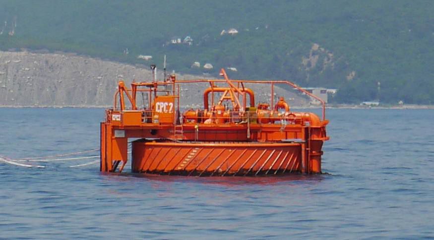 Казахстан закупил два новых выносных причальных устройства для Новороссийска Новое оборудование должны были доставить в город герой в апреле 2026 года но после атаки украинских безэкипажных катеров 29 ноября срок перенесли на январь Как сообщил министр энергетики Казахстана Ерлан Аккенженов выносные причальные устройства произвели в ОАЭ Сейчас власти республики и руководство Каспийского трубопроводного консорциума прикладывают все усилия по доставке двух новых ВПУ В результате атаки БЭК потери Казахстана в области нефтедобычи составили 480 тысяч тонн В Минэнерго республики назвали случившееся диверсией а также отметили что данные действия недопустимы и угрожают мировой энергобезопасности сообщает ТАСС caspian pipeline Радио 104FМ Новая Россия Мы в МАХ