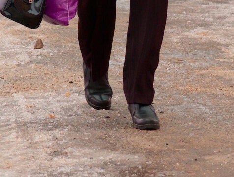 Мытый песок будет закупать Калуга для обработки улиц зимой Калуга готовится ко встрече с зимой Дмитрий Денисов провел совещание посвященное уборке города в этот сезон По его итогам стало известно что областной центр теперь будет закупать мытый песок без примесей Это поможет уменьшить количества пыли на улицах весной http gtrk kaluga ru news obschestvo news 58461