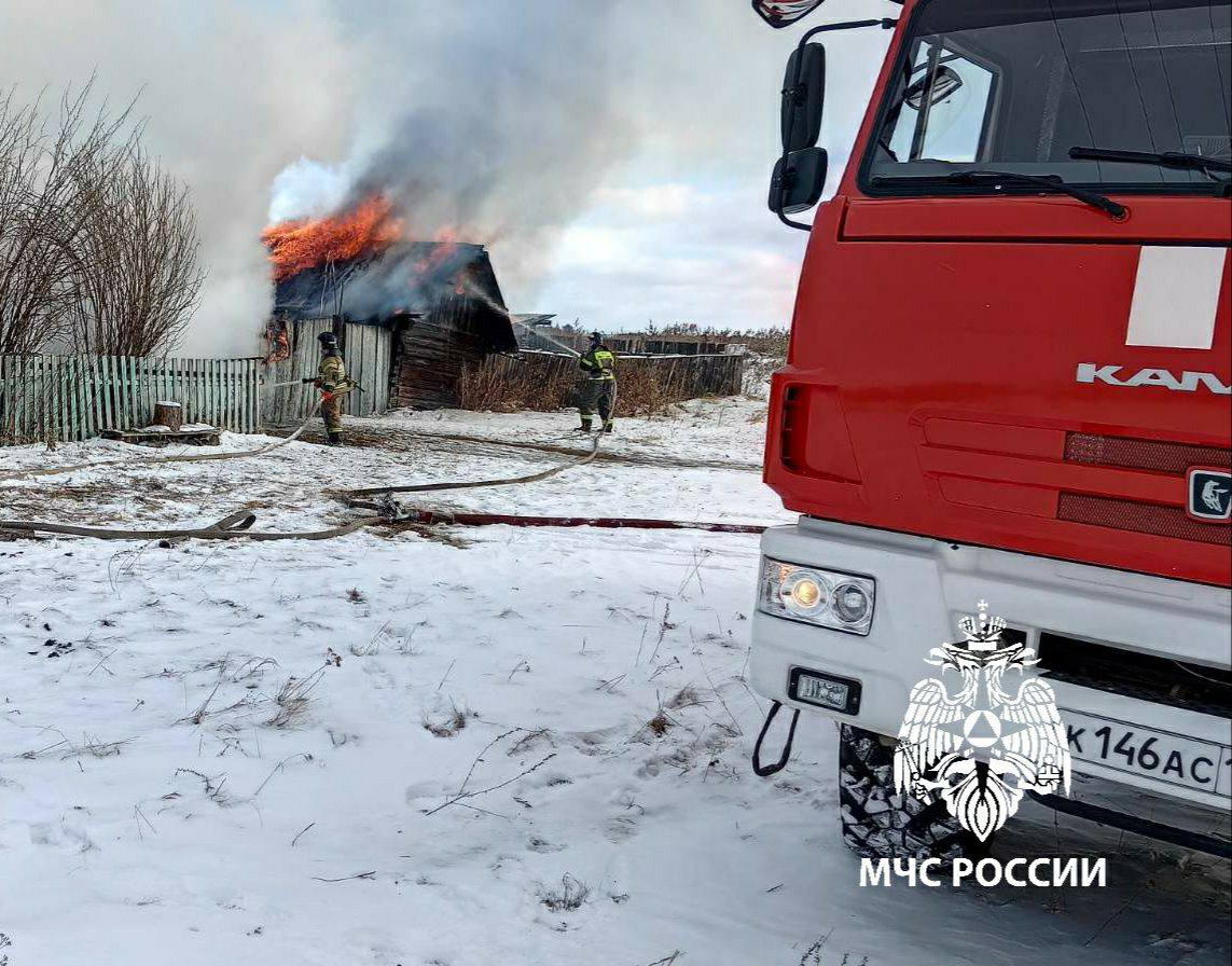 Греясь, погиб     В селе Большая Ерма Аларского района произошел пожар в частном доме. При тушении пламени огнеборцы обнаружили под завалами погибшего.     Дознаватели МЧС России установили, что возгорание произошло из-за короткого замыкания обогревателя. Огонь быстро охватил помещение, и, к сожалению, 40-летний мужчина не успел спастись.    От установки пожарного извещателя хозяин дома отказался. Ранее прибор безвозмездно предлагала установить местная администрация при поддержке МЧС России.   Огонь на 48 квадратах ликвидировали 6 сотрудников и 2 единицы техники ведомства.    МЧС России напоминает:   следи за состоянием электропроводки;  используй исправное электрооборудование;  установи пожарный извещатель, он предупредит тебя о пожаре.   Безопасность начинается с тебя!   Ангарск сегодня - подпишись на телеграм канал нашего Ангарска #Ангарск