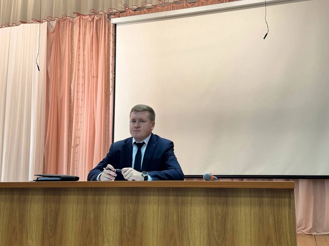 Глава Чебоксарского муниципального округа, председатель реготделения ПАРТИИ «РОДИНА» в Чувашской республике Владимир Михайлов:  Сегодня провели плановое рабочее совещание. Детально рассмотрели наиболее важные и острые вопросы, стоящие перед нами.   Основное внимание уделили:   -Ходу подготовки к отопительному сезону и готовности котельных;  -Ситуации с дорожным ремонтом;  -Подготовке объектов образования к новому 2025/26 учебному году; По итогам обсуждения я дал конкретные поручения профильным заместителям и подразделениям. Контроль за их исполнением будет вестись лично мной.