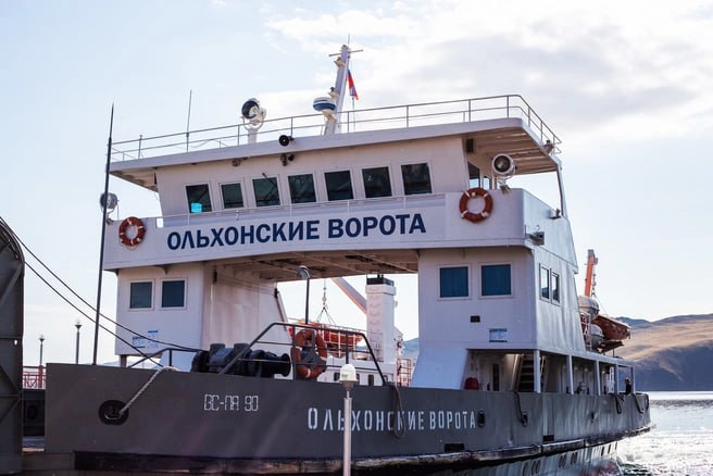 Очередь на Ольхон станет ещё больше А все потому, что грузовики с материалами для строительства дороги на Ольхоне начали возить на барже и паромах. Баржа вмещает до 10 грузовых машин и делает шесть рейсов в день. Кроме стройматериалов, на неё загружают спецтехнику, отходы и легковушки с высокой посадкой. При необходимости часть грузовиков переправляют на паромах «Дорожник», «Семен Батагаев» и «Ольхонские ворота», сообщает правительство региона. Очередь на паром может занимать несколько часов. Власти рекомендуют следить за ситуацией по онлайн-камерам.