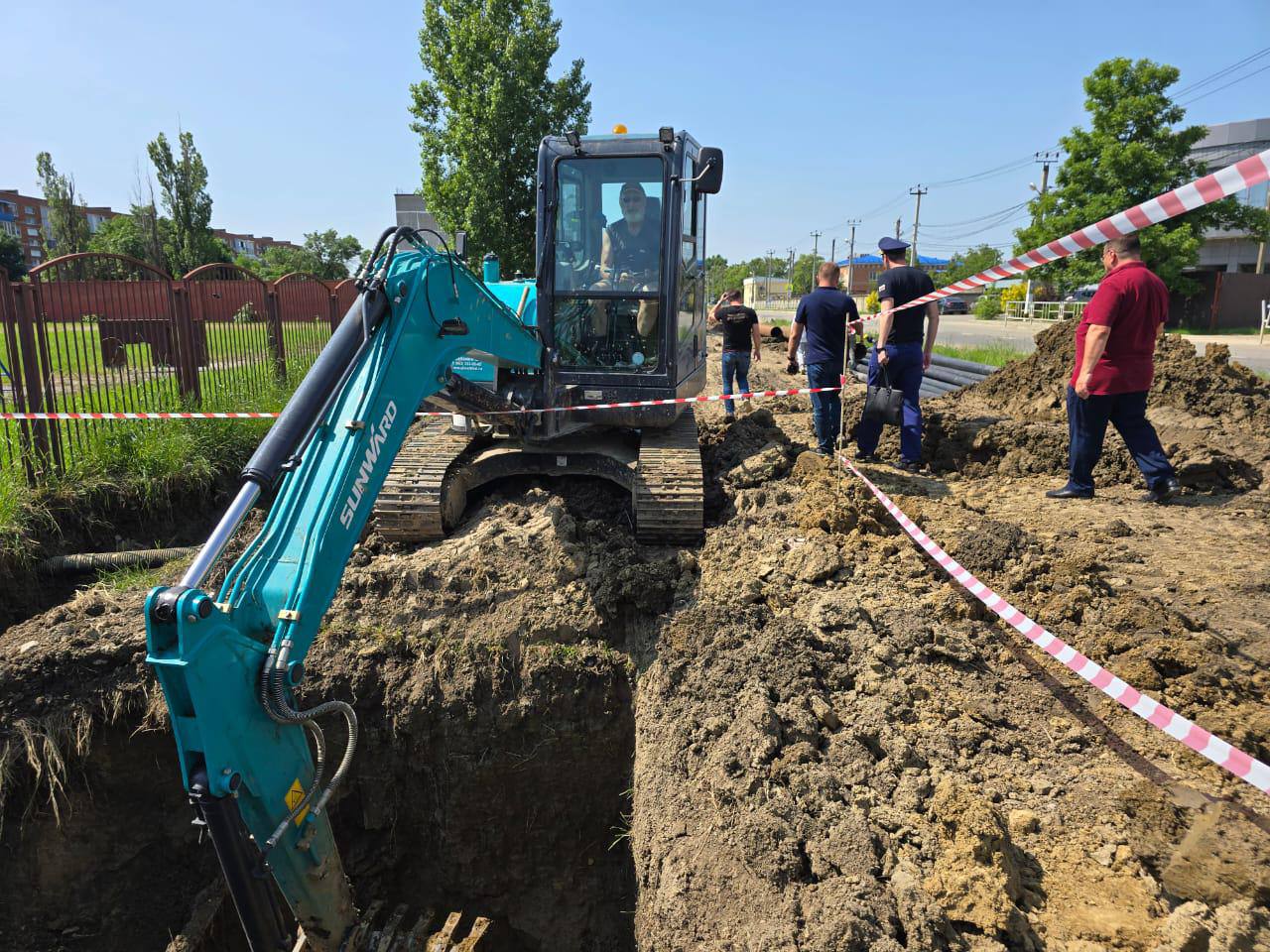 Прокуратура Северского района осуществила выезд на объект капитального строительства На территории Афипского городского поселенияСеверского района осуществляется капитальный ремонт тепловых сетей, социально значимого объекта. В рамках визита заместитель прокурора района Виталий Петров с целью оценки хода капитального ремонта объекта осуществил выезд на данный объект, подрядчику указано на низкие темпы строительных работ, обращено внимание на необходимость соблюдения Подрядчиком взятых на себя обязательств, а также увеличение последними сил и средств, задействованных при строительствезначимого объекта, в том числе рабочих ресурсов. В связи с изложенным, прокуратурой района объявлены предостережения о недопустимости нарушений законодательства о контрактной системе в сфере закупок товаров, работ, услуг для обеспечения государственных и муниципальных нужд подрядчику и заказчику, а также разъяснены права и ответственность за нарушение федерального законодательства. Строительство объекта находится на постоянном контроле прокуратуры района.