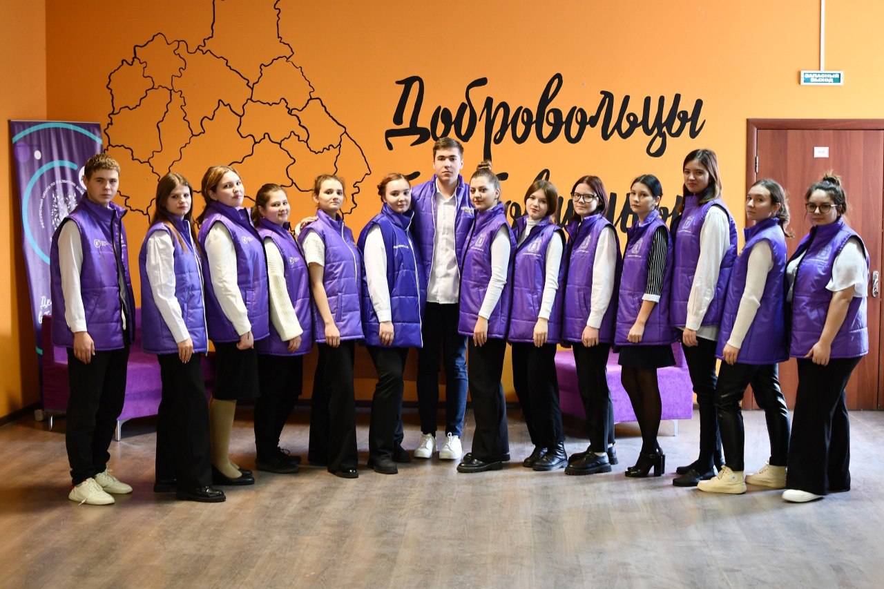 С 27 по 29 ноября на базе кампуса Державинский в поселке Георгиевский Тамбовского округа пройдет итоговый форум добровольцев Событие объединит более 100 человек представителей некоммерческих организаций и волонтерских объединений Тамбовской области Главной темой форума станет подведение итогов волонтерской деятельности за 2025 год и планирование новых целей на 2026 В программе также лекции по развитию добровольчества и лучшим волонтерским практикам встречи с участниками СВО Кроме того волонтеры проведут Доброчас напишут письма бойцам спецоперации и изготовят окопные свечи На форуме наградят победителей конкурса Добро в действии активных волонтеров помогающих участникам СВО и их семьям экспертов от Тамбовской области которые входят в жюри федеральных конкурсов социального проектирования и профессионального мастерства Фото Дом молодежи Тамбовской области Наши новости в МАХ