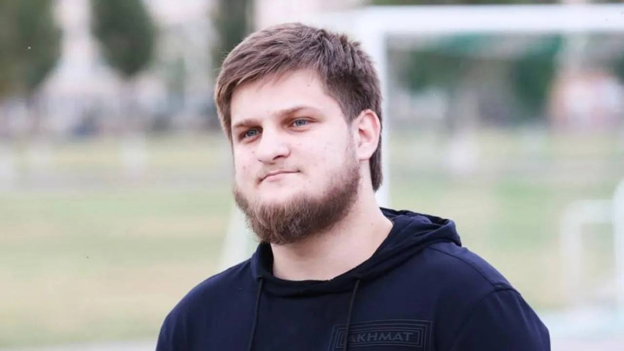 Старший сын Рамзана Кадырова стал почётным гражданином во второй раз Ахмату Кадырову который занимает пост министра республики по физической культуре и спорту присвоили звание власти Гудермесского района Лично на церемонии он не присутствовал Награду принял его заместитель Ахмад Хаджи Делимханов сообщила пресс служба Минспорта Чечни Подпишись на Говорит Москва