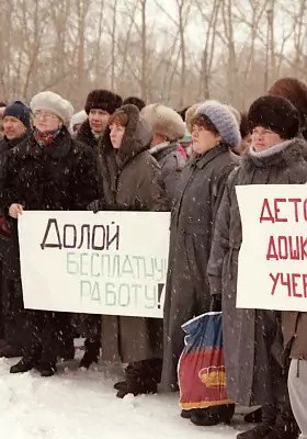 Депутат Нилов предложил запретить использовать бюджетников на выборах Депутат Госдумы Ярослав Нилов ЛДПР внес на рассмотрение законопроект, признающий принудительным трудом любые попытки обязать работников участвовать в предвыборной агитации, если это не предусмотрено их трудовым договором. «Общеизвестно, что к участию в агитационных публичных мероприятиях в том числе в собраниях, митингах, демонстрациях, шествиях и пикетированиях принуждаются и другие категории бюджетников, в частности, работники сфер образования и здравоохранения. При этом, как правило, в трудовых договорах с указанными категориями работников не предусматривается такой дополнительный вид работы», — говорится в пояснительной записке к документу. Правительство законопроект не поддержало... Еще бы. Ведь если не принуждать бюджетников, выбраны будут совсем другие люди, и и контур власти изменится до неузнаваемости.