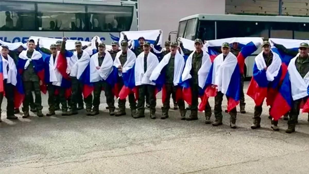 Контрактник из Куеды, считавшийся пропавшим без вести на СВО с декабря 2023 года, вернется домой благодаря обмену пленными между Россией и Украиной. Он ушел в зону СВО в ноябре, а спустя месяц исчез после боя в лесу — позже сослуживцы сообщили, что украинская штурмовая группа взяла его в плен. Обмен пленными состоялся 26 июня на паритетных условиях. Подписаться Прислать новость