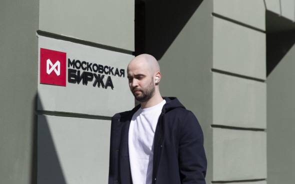 Рынок акций упал на ожиданиях объявления США по поставкам оружия Украине США уже завтра могут объявить о поставках оружия Украине На этих новостях индекс Мосбиржи упал почти на 1 8 Подробнее на РБК www rbc ru quote news article 68ee49f29a79476e65510599 from copy
