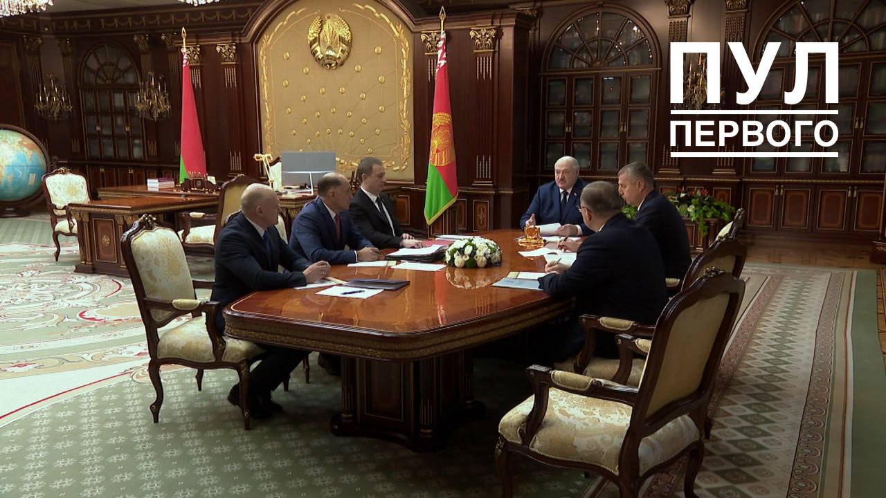 Лукашенко проводит совещание по вопросам глобальной международной обстановки и развитию белорусско американских отношений сообщает Пул Первого Во Дворце Независимости сегодня глава КГБ глава Администрации Президента премьер министр и генпрокурор Подпишись Минская правда MLYN by