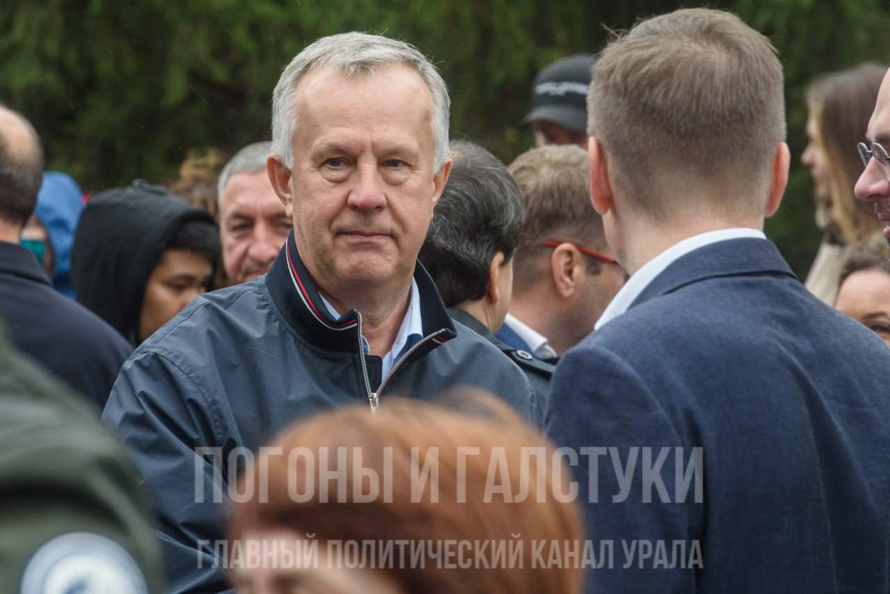 Место ушедшего на повышение депутата в свердловском заксо получит статусный единоросс Новым главой комитета по экологии и природопользования станет 68 летний Ершов работавший в мэрии Нижнего Тагила и возглавлявший один из управленческих округов Вопрос о его назначении должны рассмотреть на заседании регионального парламента 28 октября Прошлый председатель Никонов в сентябре досрочно сложил полномочия и возглавил аппарат губернатора и правительства Свердловской области Примечательно что Ершов не входит в состав экологического комитета Он является членом комитета по региональной политике и развитию местного самоуправления Главный политический канал Урала Мы в МАХ