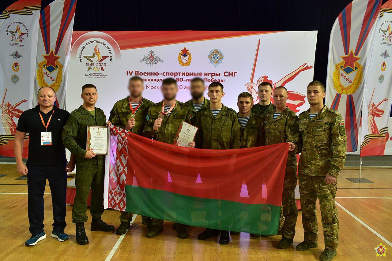 ‍ ‍ #армия_и_спорт    Очередной успех армейских спортсменов  на IV военно-спортивных играх.    На соревнованиях по армейскому рукопашному бою серебряные награды завоевали: старший сержант контрактной службы Пётр Качаловский в весовой категории до 80 кг и капитан Александр Коноплев в весовой категории свыше 85 кг.    В общекомандном зачёте армейские рукопашники  заняли третье место.   -канал МО РБ